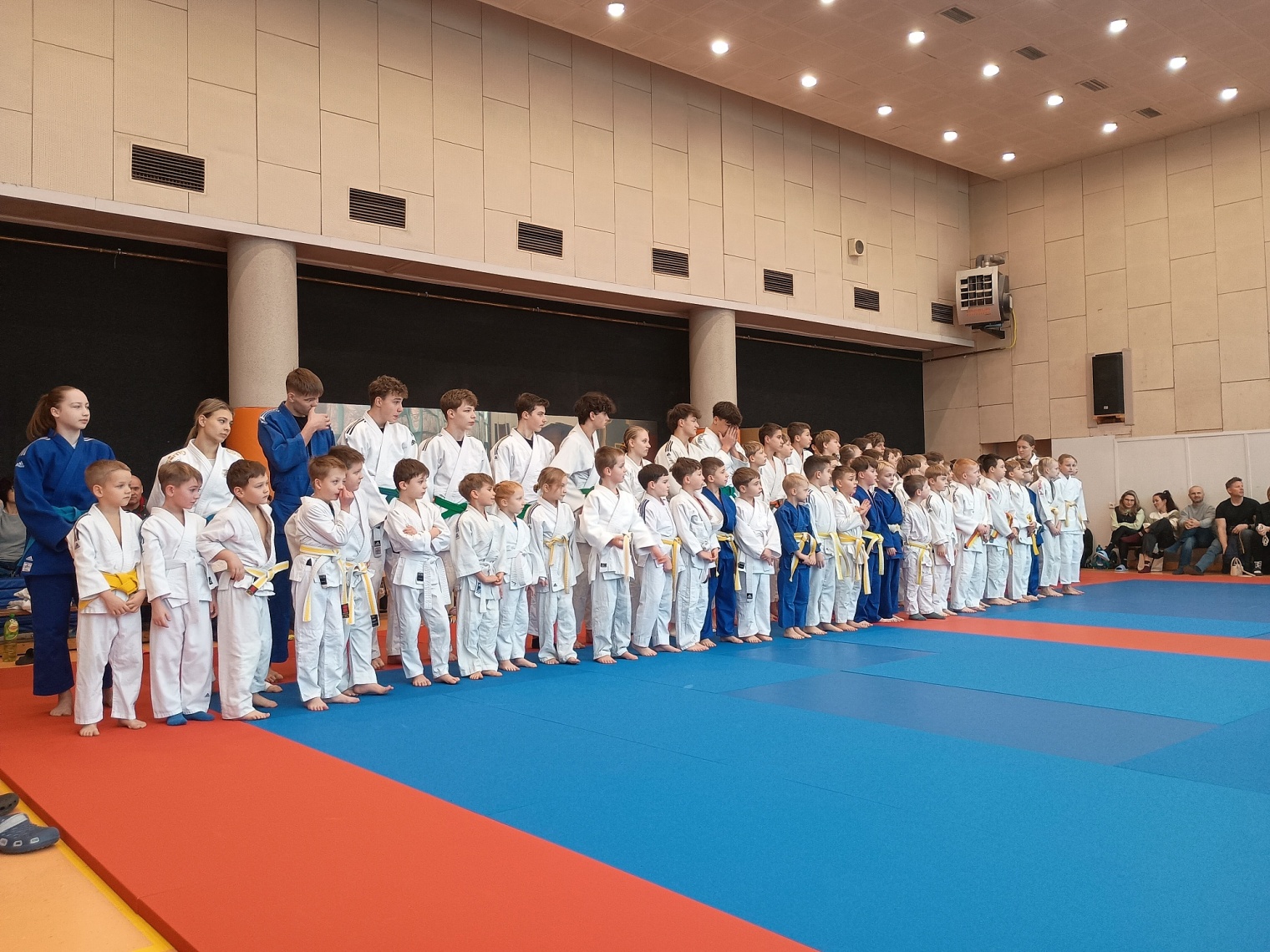 Judisté v bílých kimonech na klubovém Vánočním turnaji 2025